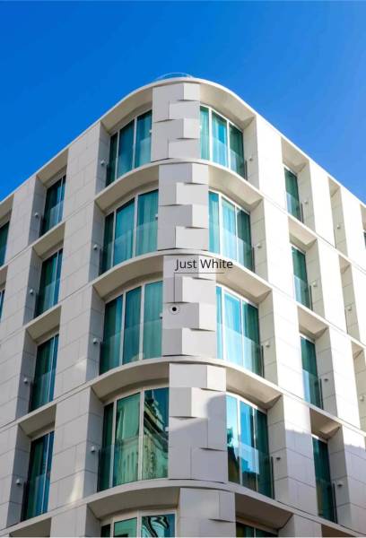 Revêtement de façade tendance et moderne en Neolith Blanc, un matériaux naturel résistant disponible en grande dimension au Maroc