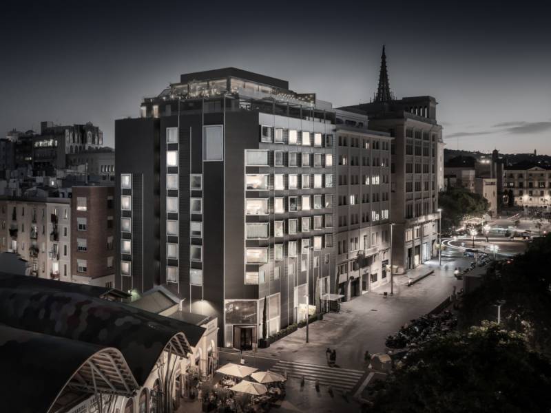 contraste moderne grâce au Granite noir Neolith Noir Zimbabwe au Maroc sur la façade.