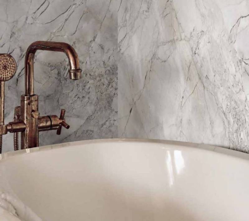 Réalisation de dallage mural en marbre clair pour salle de bain à Marrakech au Maroc