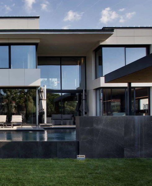 Revêtement extérieur en marbre noir Neolith Basalt Black ajoute du luxe à cette maison au Maroc.
