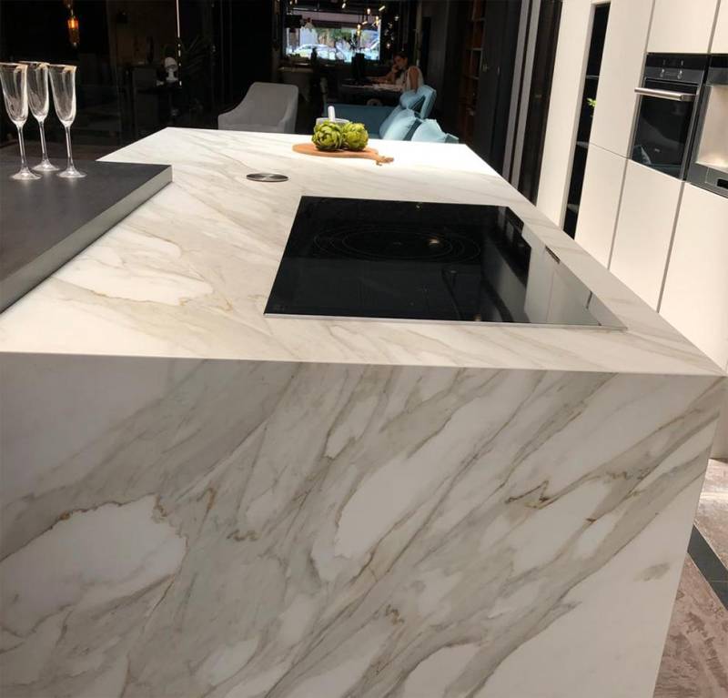 Au Maroc, une cuisine moderne et chaleureuse en marbre Blanc Calacatta en Neolith pour un espace chic et convivial