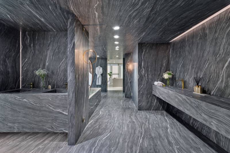Architecture d'intérieur dans le style de Vincent de Cotiis : revêtement résistant et haut de gamme à prix bas pour salle de bain à Casablanca, Maroc