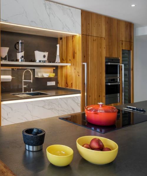 Villa moderne à Tanger, Maroc : une cuisine tendance et chaleureuse en bois, marbre et plan de travail en métal oxydé à prix bas : des matériaux d'architecture ultra résistants et design