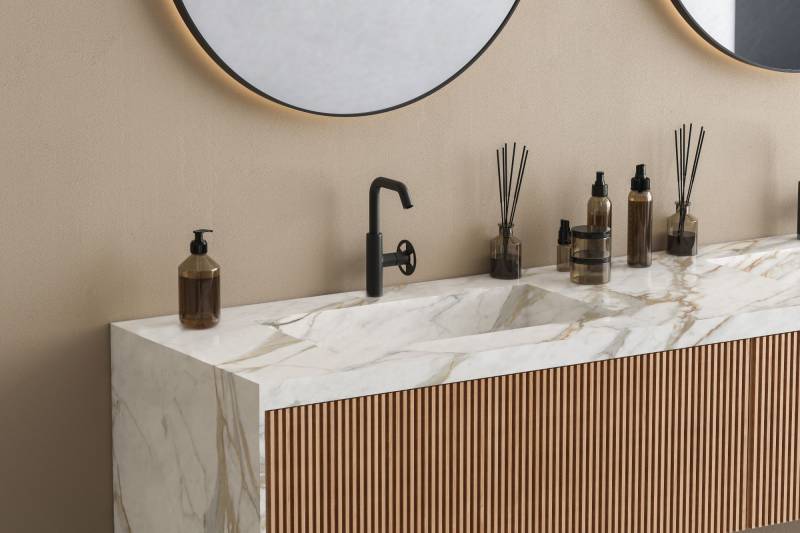 Bloc de revêtement style marbre Calacatta veiné pour vasque et plan vasque de salle de bain tendance : des matériaux d'architecture à prix pas cher à Marrakech, Maroc