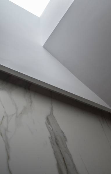 Plaques de marbres blanc italien Statuario en Neolith pour murs de salles de bain à Casablanca