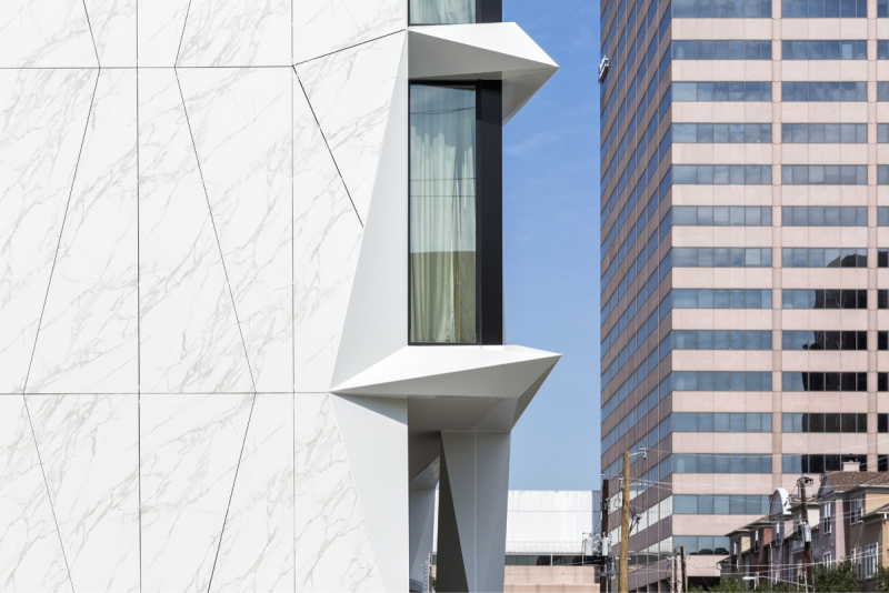 Marbre Blanc ultra Résistant à prix abordable pour Façade d'architecte moderne d'hôtels et tout types de bâtiment au Maroc