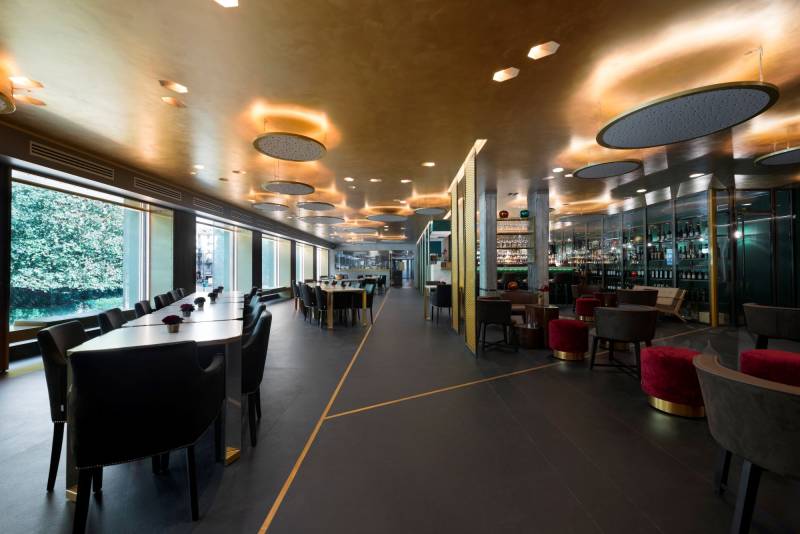 Somptueux revêtement style Granite Noir Zimbabwe à prix compétitif au sol d'un restaurant haut de gamme à Marrakech, au Maroc