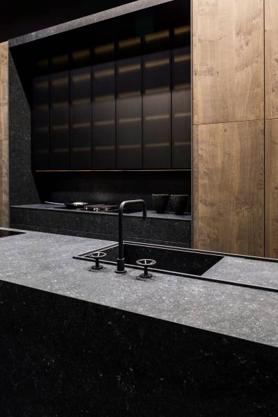 Majestueux espace bar wabi sabi en revêtement résistant style granite noir pour le plan de travail. Explorez nos revêtements à bon prix à Casablanca, au Maroc