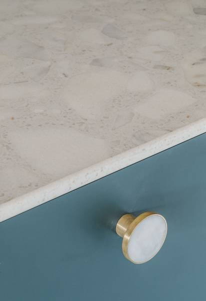 Revêtement style travertin italien beige : matériau ultra résistant à très bon prix pour plan de travail de cuisine, à Casablanca, au Maroc