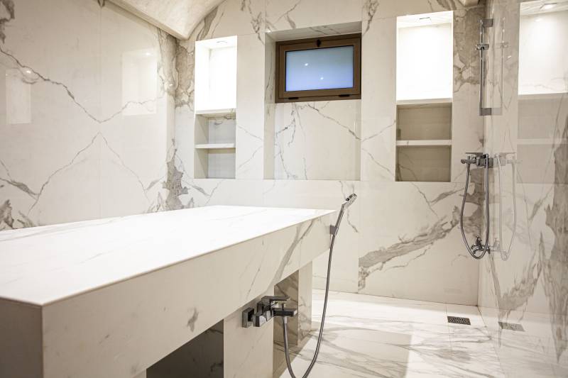 Hammam tendance en marbre italien blanc veiné Estatuario Neolith à Rabat