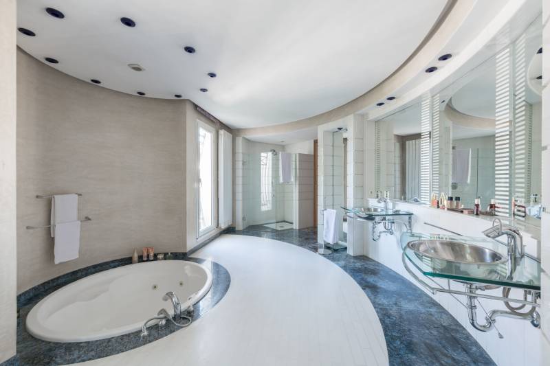 Salle de bain moderne en marbre blanc Sivec et bleu Bahia du brésil à Rabat