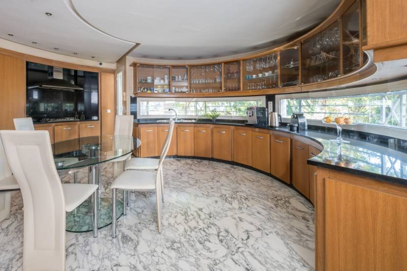 Marbre blanc et granite noir poli pour plan de travail et sol de cuisine moderne à Rabat