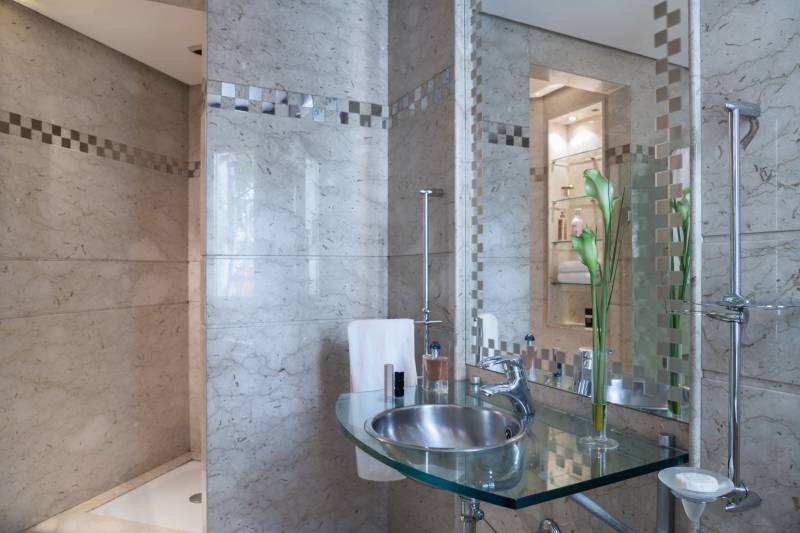 Marbre italien beige pour salle de bain moderne à Casablanca