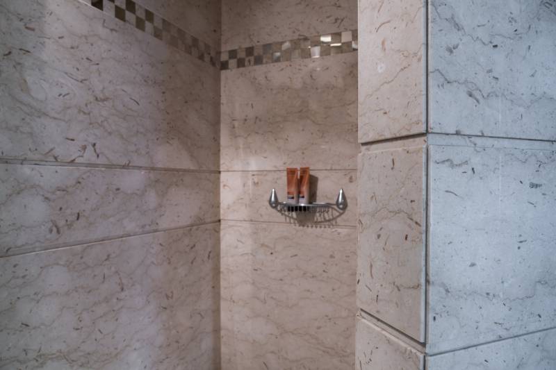 Marbre italien beige pour salle de bain moderne à Casablanca
