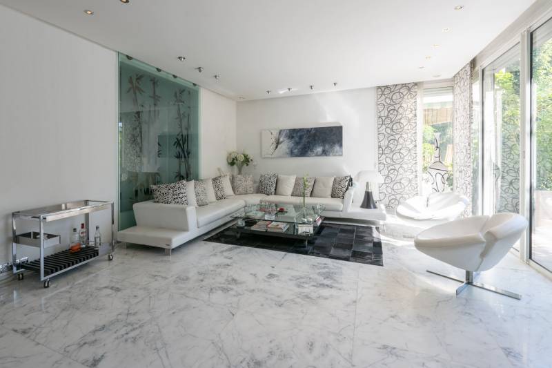 Salon avec Dallage en marbre italien blanc de Carrare Statuario  au Maroc