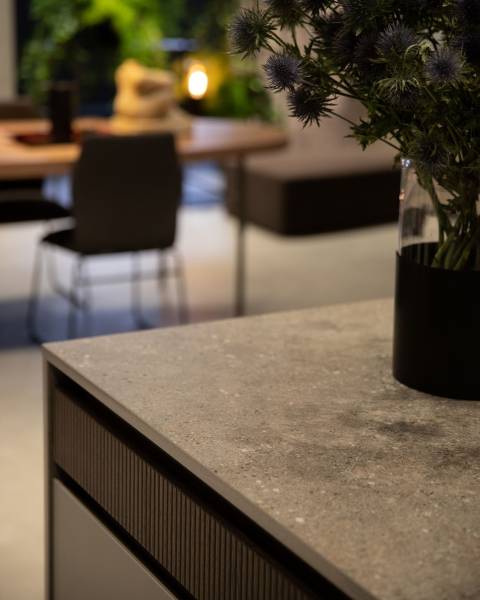 Revêtement brut et résistant élégant pour plan de travail de cuisine : des matériaux d'architecture d'intérieur solides et pas chers pour votre projet à Rabat, au Maroc