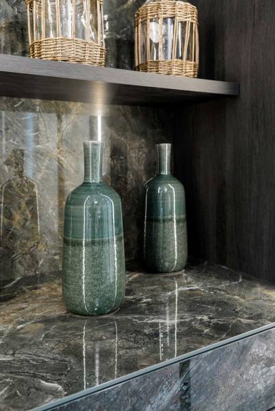 Revêtement haut de gamme pour espace bar de villa ou bureau : look d'un marbre exotique Vert Guatemala à prix bas à Casablanca, Maroc, pour architecture d'intérieur design