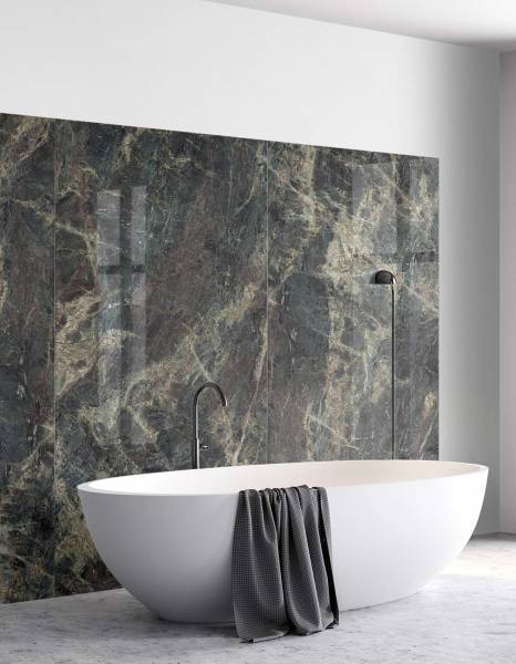 Plaques de marbre retranscrites en Neolith Blanc et verte pour salles de bain moderne et élégantes à Casablanca au Maroc