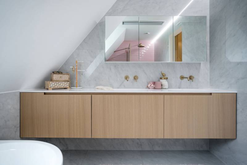 Vous vous demandez où acheter un matériau veiné résistant et étanche pour votre plan vasque de salle de bain ? Nos revêtements types marbres pas chers à Rabat, au Maroc