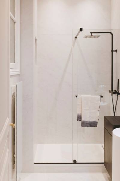 Salle de bain moderne et luxueuse en revêtement Blanco Carrara type marbre veiné à Tanger, Maroc : achetez des matériaux tendance et pas chers pour une architecture moderne et minimaliste