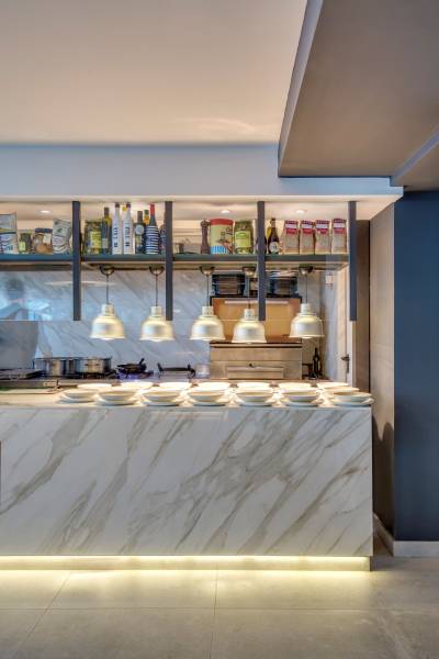 Vente et livraison de revêtement style marbre Calacatta luxueux et ultra résistant pour bar de restaurant à Tanger, au Maroc : matériaux d'architecture à prix bas