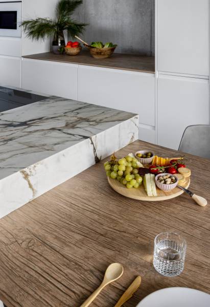 Cuisine exceptionnelle en marbre blanc italien veiné Calacatta Luxe à Rabat