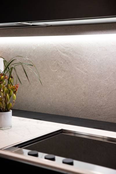 Plan de travail et crédence de cuisine en revêtement type pierre et Terrazzo beige à prix pas cher à Tanger, au Maroc
