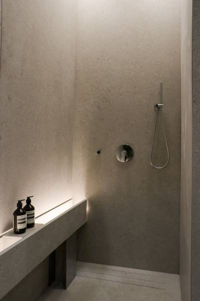 Elégante salle de bain au revêtement résistant et waterproof dans le style de la pierre naturelle beige. A Marrakech, explorez ce sublime matériau à prix bas