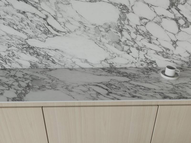 Réalisation d'un espace de vie intérieur avec sol en plaques de Neolith effet Béton marbre blanc Arabescato à Casablanca