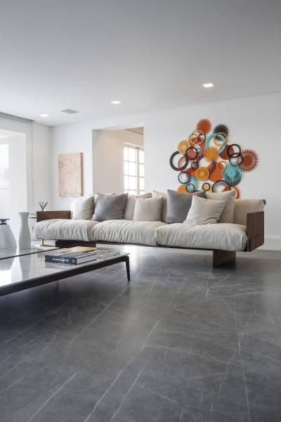 Réalisation d'un sol d'un commerce en marbre Neolith mat gris avec veines blanches résistant aux chocs et aux rayures à Casablanca